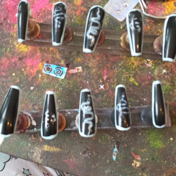 Press on nails - Picture 1 of 1